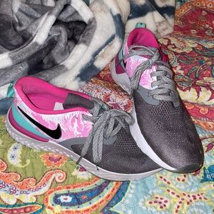 Size 8 floral detail Nike tennis shoes